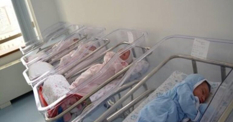 За 11 месяцев прошлого года в Азербайджане родились 150 тройняшек