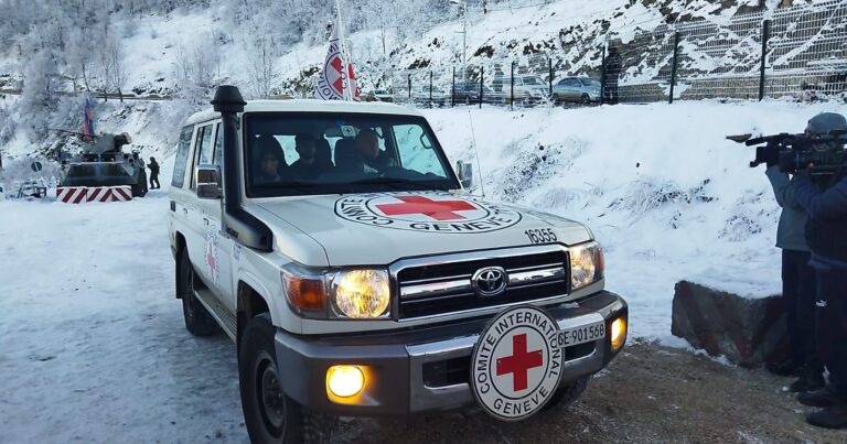По Лачинской дороге беспрепятственно проехали автомобили Красного Креста