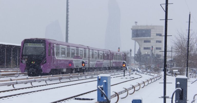Непогода никак не повлияла на работу наземных станций Бакинского метрополитена