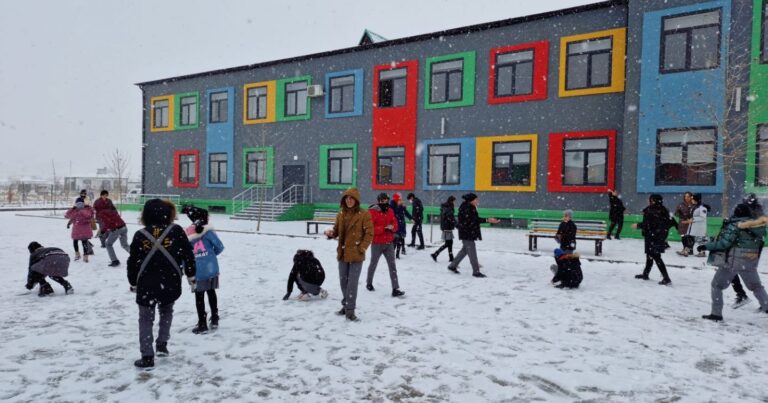 В Агалы школьники радуются первому снегу