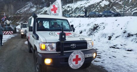 По Лачинской дороге беспрепятственно проехала колонна автомашин Красного Креста