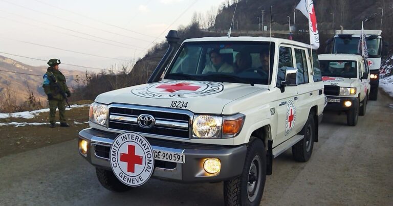 По Лачинской дороге проехали семь автомашин Красного Креста