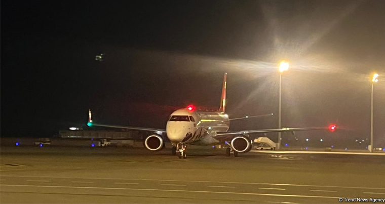 Самолет с эвакуируемыми сотрудниками посольства Азербайджана в Иране приземлился в Баку