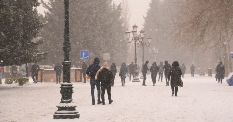 На территории Азербайджана продолжается снежная и туманная погода