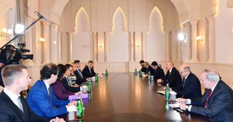 Президент Ильхам Алиев принял делегацию во главе с комиссаром Европейского Союза