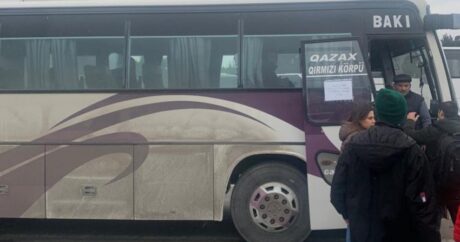 В Баку прибыл очередной автобус с эвакуированными из Турции азербайджанцами