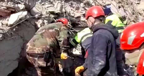 Азербайджанские спасатели вызволили 45 человек из-под завалов в Турции