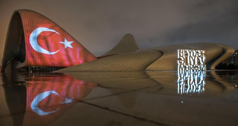 Здание Центра Гейдара Алиева подсвечено цветами флага Турции