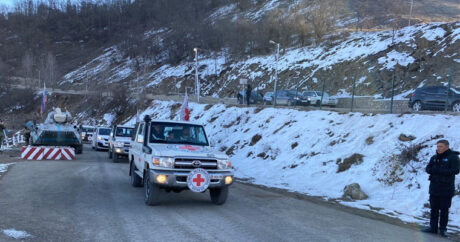 Очередная автоколонна Красного Креста проехала по Лачинской дороге