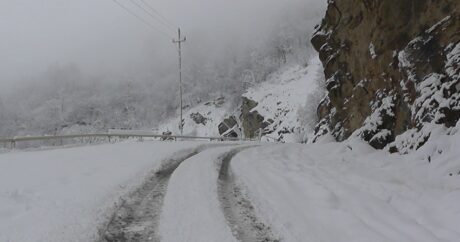 Снегопад привел к затруднению движения автомобилей на дороге Губа-Хыналыг