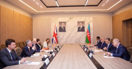 Азербайджан и Великобритания подписали соглашение о международных автомобильных перевозках