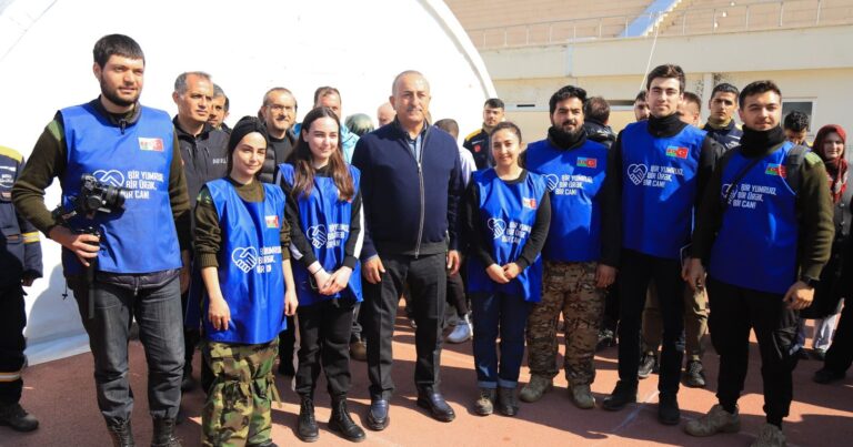 Мевлют Чавушоглу встретился с азербайджанскими волонтерами