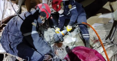 Сотрудники МЧС Азербайджана продолжают поисково-спасательную операцию в Турции
