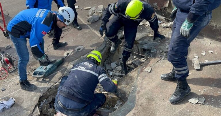 Спасатели МЧС Азербайджана спасли из-под завалов в Турции 16 человек