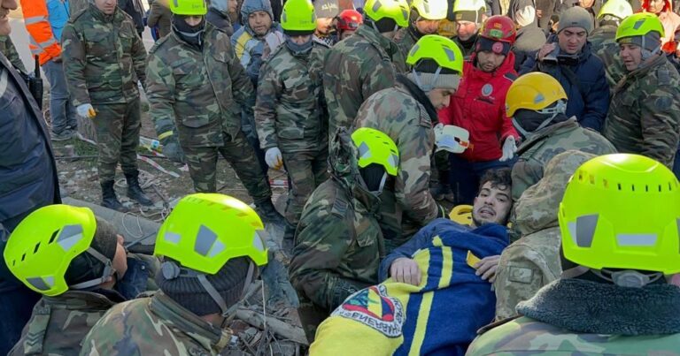Азербайджанские спасатели в Турции извлекли из-под завалов и спасли 44 человека