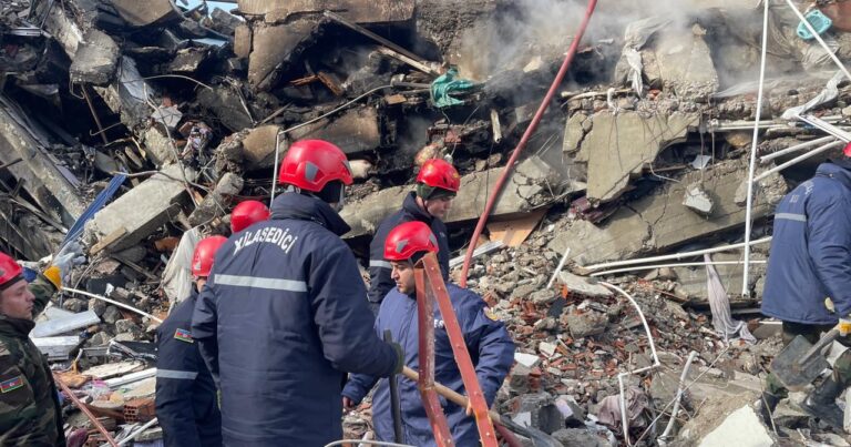 Спасатели МЧС Азербайджана спасли из-под обломков 3 человек в Турции