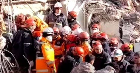 Азербайджанские спасатели в Турции извлекли из-под завалов и спасли двух братьев