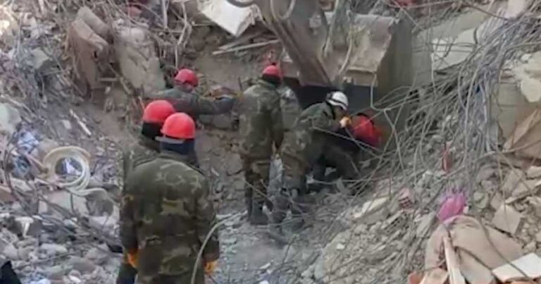Спасатели МЧС Азербайджана извлекли из-под завалов в Турции еще 38 тел