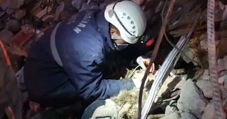 Азербайджанские спасатели передали найденные в зоне землетрясения золото и драгоценности турецкой полиции