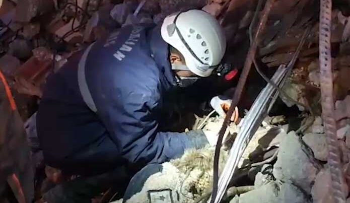 Азербайджанские спасатели передали найденные в зоне землетрясения золото и драгоценности турецкой полиции