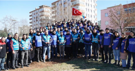 Азербайджанские волонтеры продолжают свою деятельность в Турции