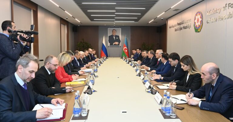 Проходит встреча глав МИД Азербайджана и России в расширенном формате
