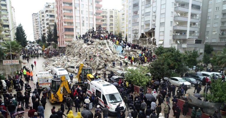 Число жертв землетрясения в 10 провинциях Турции достигло 284 человек