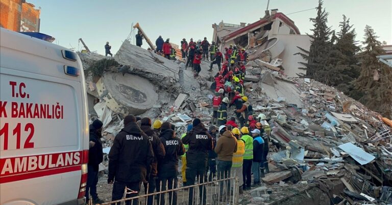 В Газиантепе спустя 76 часов после землетрясения спасли трех человек