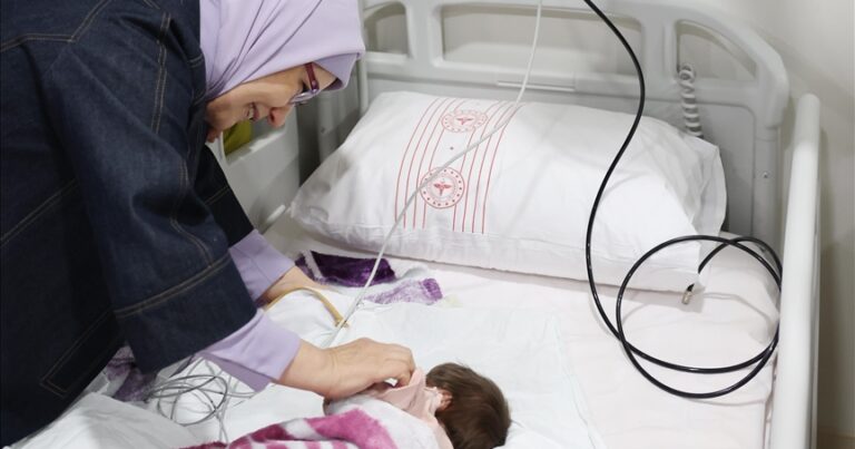 Эмине Эрдоган посетила младенцев, доставленных в Анкару из зоны землетрясения