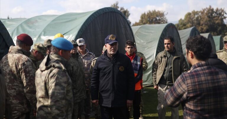 Глава Минобороны Турции посетил палаточную школу в зоне бедствия