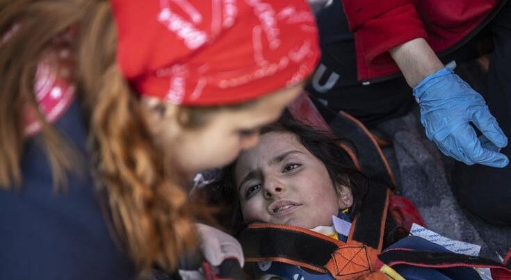 В турецком Хатае на 228-й час после землетрясения спасли женщину и 2 детей