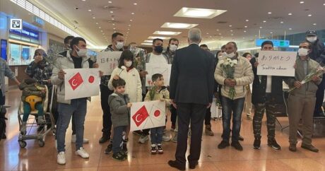 Японских спасателей встретили аплодисментами по возвращению из Турции