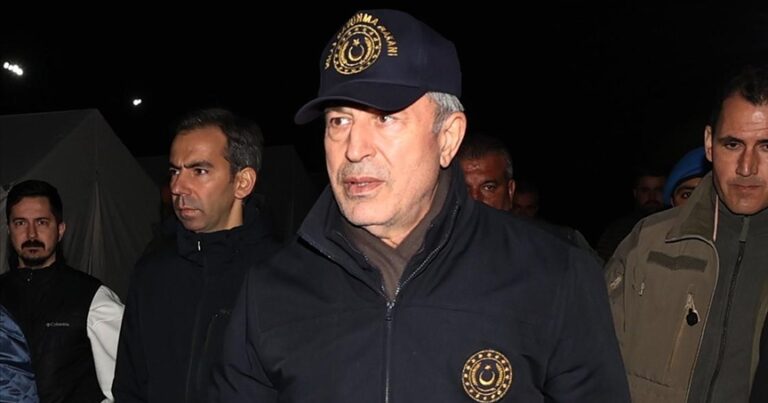Глава Минобороны Турции посетил патрулирующих зону бедствия военных