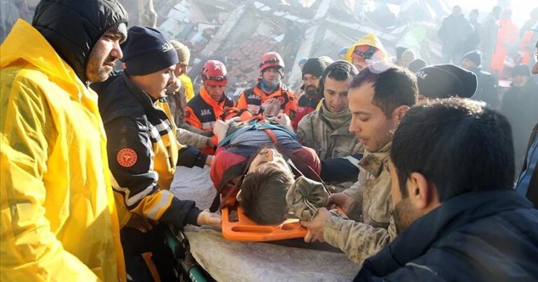Жителя турецкого Кахраманмараша спустя 30 часов спасли из-под завалов