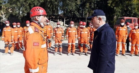 Хулуси Акар поблагодарил военных за спасение 326 человек в зоне бедствия в Турции