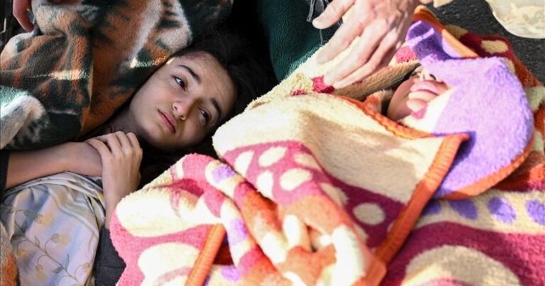 В Хатае спустя 33 часа после землетрясения спасли мать с двумя детьми