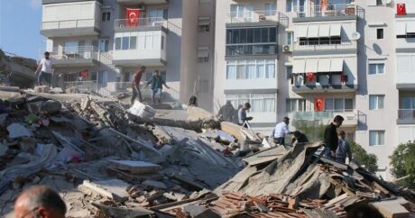 Выпавший из окна в момент землетрясения телефон помог спасти 4 человек в Турции