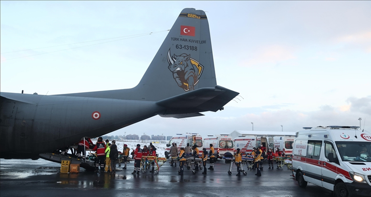 Самолет ВС Турции доставил в Стамбул 31 раненого из зоны бедствия
