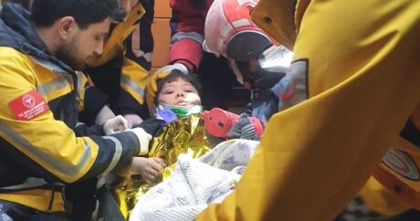 В Шанлыурфе спустя 47 часов из-под завалов спасли шестилетнего мальчика