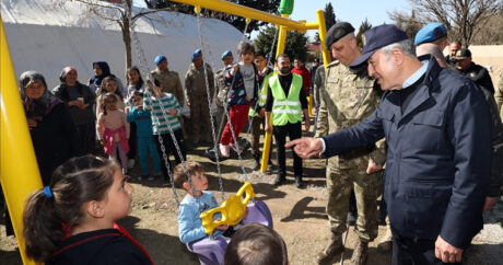 Глава Минобороны Турции навестил детей в зоне бедствия
