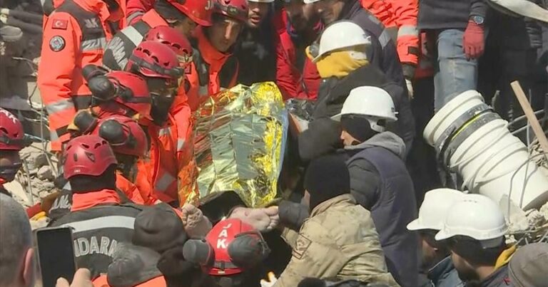 В турецком Адыямане спустя 104 часа из-под завалов спасли пожилого мужчину
