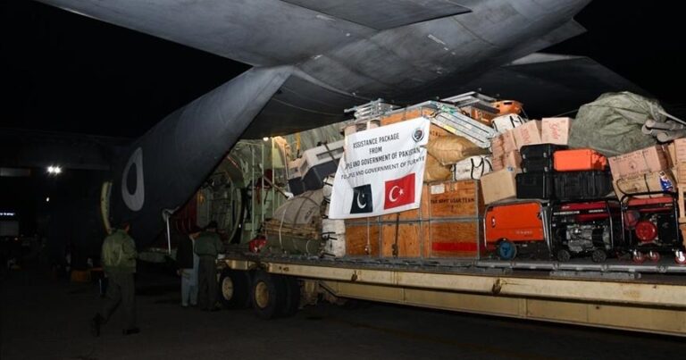 Пакистан направил в Турцию бригады спасателей