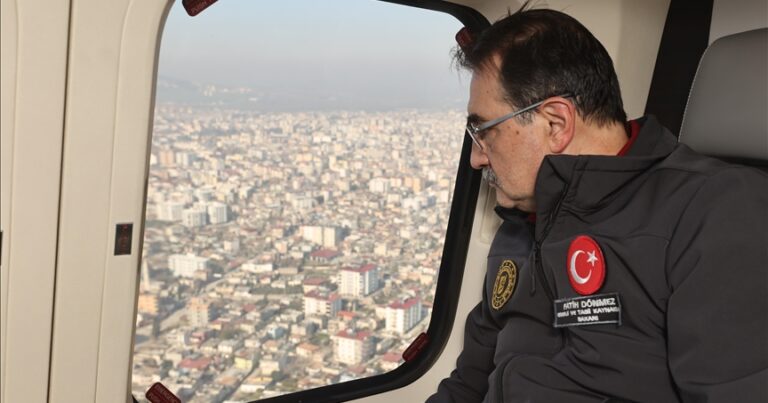Глава Минэнерго Турции осмотрел с вертолета зону бедствия в городе Османийе