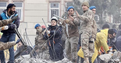 Турецкие военные помогают в ликвидации последствий землетрясения