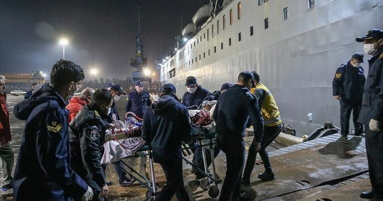Судно ВМС Турции эвакуировало 98 раненых из зоны бедствия