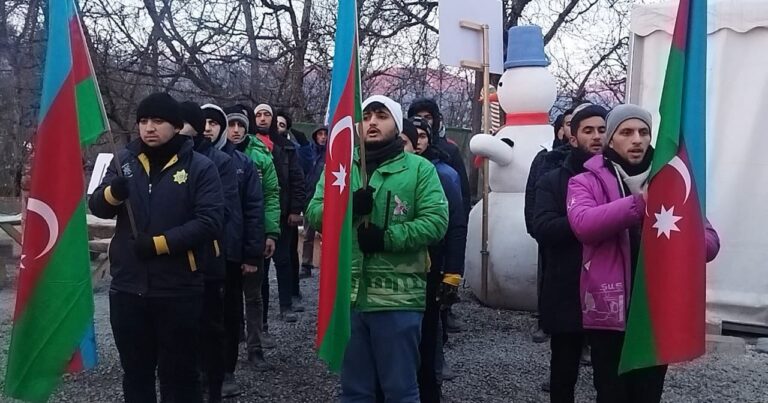 Акция азербайджанских экоактивистов на Лачинской дороге продолжается