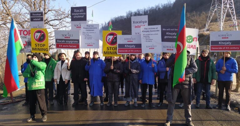 Участники акции на Лачинской дороге скандируют лозунги о Ходжалинском геноциде