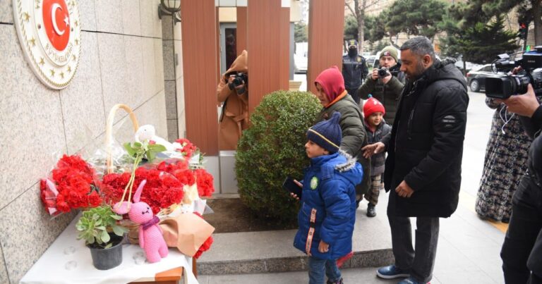 Граждане Азербайджана чтят память жертв землетрясения в Турции
