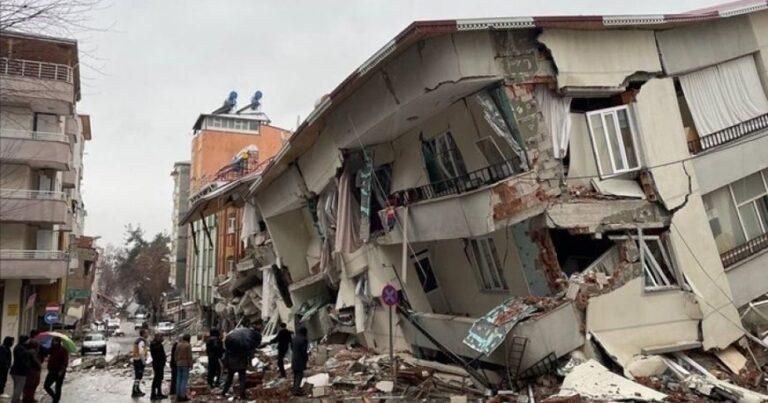 Из зоны бедствия в Турции будут эвакуированы 30 тысяч человек