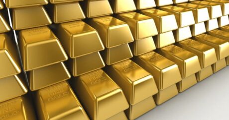 Золото умеренно подорожало на ослаблении доллара